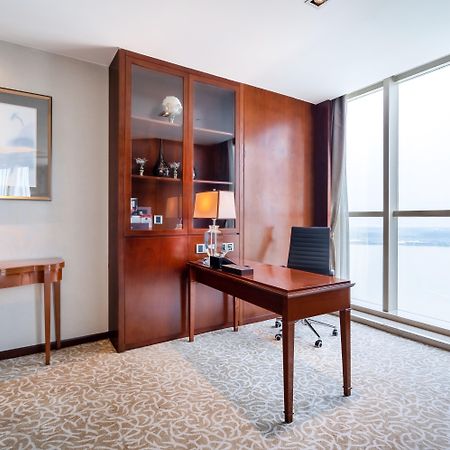 Crowne Plaza Zhenjiang By Ihg Hotel Екстериор снимка