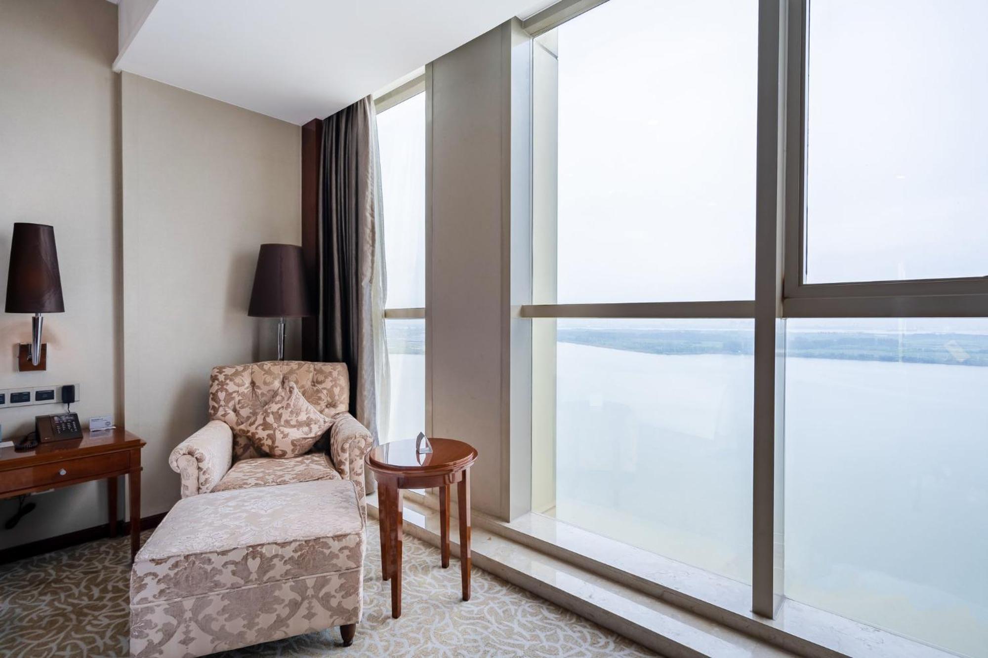 Crowne Plaza Zhenjiang By Ihg Hotel Екстериор снимка
